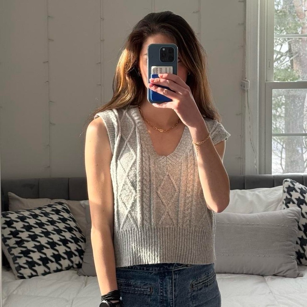Cable Knit Sleeveless Sweater Vest - Gray